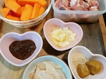step1: 預備材料: 飛排洗凈並瀝乾水份，用少許的糖、生抽、油和生粉略醃。甘筍去皮切厚條。