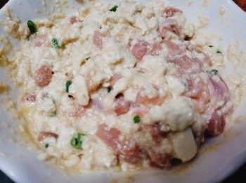 step2: <a href="https://bit.ly/2ZxapeY" target="_blank" data-keyword="雞扒" class="guide-link"><strong>雞扒</strong></a> <span style="display:inline-block;vertical-align:middle;margin-top:-3px;color:initial;border-radius:3px;padding:2px 3px;font-size:12px;line-height:14px;background:#87d300;color:#fff;">即買</span> 去皮印干水份切粒粒，豆腐印干水份壓碎。
將所有材料放入碗內攪拌均勻，質地類似濃稠的乳酪狀。