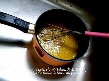 step2: 再加入75g牛奶及20g油拌勻