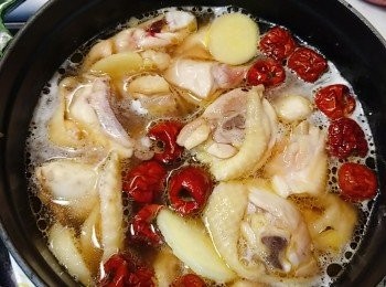 step4: 加入適量黃酒（酒要蓋過雞件) 和紅棗，煮滾後轉小火，煮至雞全熟，亦可加入適量的鹽作調味。
