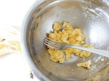 step1: 用叉將香蕉壓成泥