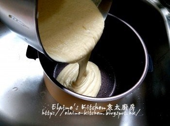 step8: 高速鍋的煲掃上油 , 倒入材料"鄧"幾下