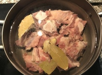 step3: 和月桂葉，加入水到7分滿，大火煮滾後，加入米酒和黑胡椒粉，小火慢煮1小時；