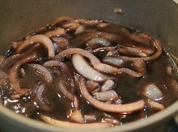 step6: 加入喼汁, brown sugar, 生抽, 紅酒, 轉小火煮