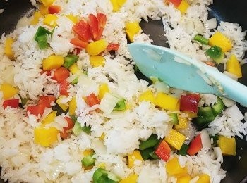 step12: 加入三色椒粒續炒。下適量的鹽和糖作調味，要試味。