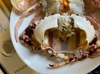 step1: 🌹MayMay 只係見過一次阿媽劏蟹，就膽粗粗第一次挑戰～生劏活花蟹！呢件事真係要記錄低！@:@
洗蟹：拎住條紮蟹繩，用牙刷擦洗蟹身、蟹腳、蟹箝，去除蟹掩，擦蟹肚（小心別讓蟹箝到！）
劏蟹：用長竹籤或筷子直插入蟹口一會後取出，把刀插入蟹蓋與蟹身之間，利用槓桿原理，撬開蟹蓋，去除蟹腮，略洗
把蟹排放在碟上（如圖）