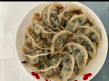 step5: 平底鑊加小小油舖好餃子，我用大火煎1分鐘左右，之後加入1飯碗水轉中火蓋埋鑊蓋等佢半煎煮咁收乾晒水就可以啦！