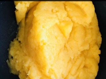 step6: 發酵好的粉團分成45g一粒，然後可以包入咗<span class="group_2">奶皇餡</span>。(如家中有紅色食用色素，可切起一小部分粉團好似我咁整個豬仔樣，沒有的話就咁搓圓就可以了)