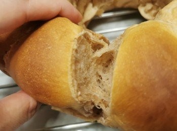 step9: 放涼後把每個餐包分開，看到軟軟的麵包絲