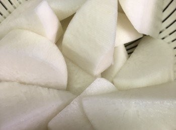 step3: 白蘿蔔去皮斜切成件。