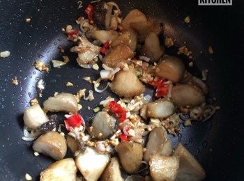 step4: 倒走多餘油份，爆香蒜蓉、乾蔥及辣椒，再 倒入杏鮑菇及少許鹽炒勻即可。