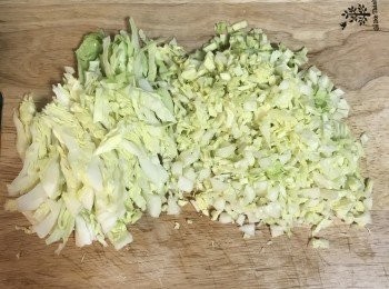 step2: 先將高麗菜切條後再切塊；