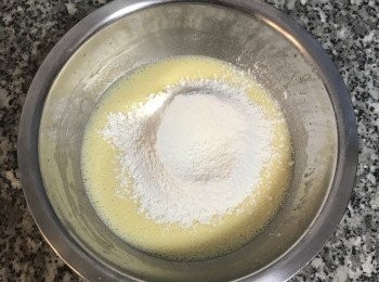 step4: 再篩入低粉，不要同方向重覆的劃圓，要輕柔不規則的攪拌,以免造成出筋，成品會容易回縮太大。