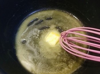 step2: 在鍋子內下牛油，煮至牛油溶化。