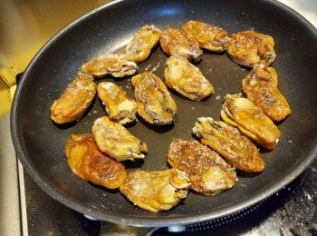 step8: 再起油鑊將金蠔兩邊煎至金黃