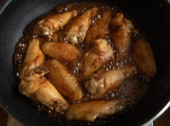 step4: 等到醬汁收汁且雞翅均勻上色就完成了喔。