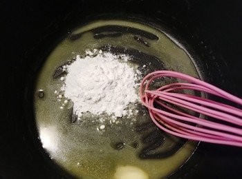 step4: 在鍋子內下牛油，煮至牛油溶化，再下麵粉，快速拌勻。