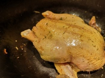 step4: 盛起洋蔥和甘荀件，再煎一煎香雞表面。