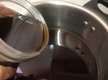 step4: 將水150毫升加入梅酒、醬油（頭抽）。