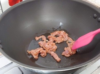 step10: 燒熱小許油； 下瘦肉絲爆炒至剛熟； 撈起