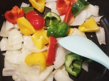 step9: 另下油燒熱平底鍋，先下蒜蓉和洋蔥炒香，再下三色椒略炒，盛起備用。