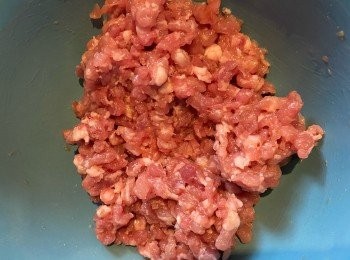 step1: 豬絞肉以<span class="group_2">醃料</span>醃30分鐘備用，玉子豆腐及絹豆腐切塊備用。