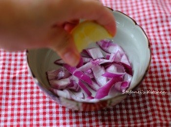 step4: 洋蔥要去除辣味，只需下少許檸檬汁拌勻即可