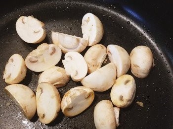 step10: 然後在原鍋裏放入白磨菇快炒一下，盛起備用。