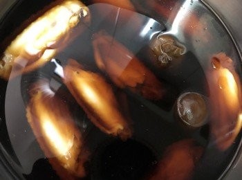 step6: <a href="https://bit.ly/3zHU5V3" target="_blank" data-keyword="雞翼" class="guide-link"><strong>雞翼</strong></a> <span style="display:inline-block;vertical-align:middle;margin-top:-3px;color:initial;border-radius:3px;padding:2px 3px;font-size:12px;line-height:14px;background:#87d300;color:#fff;">即買</span> 面的一面向下放，用中火煮至滾，熄火焗30分鐘（這個時候可以試一試汁料味道，可隨個人喜好添加醬油或冰糖），然後將<a href="https://bit.ly/3zHU5V3" target="_blank" data-keyword="雞翼" class="guide-link"><strong>雞翼</strong></a> <span style="display:inline-block;vertical-align:middle;margin-top:-3px;color:initial;border-radius:3px;padding:2px 3px;font-size:12px;line-height:14px;background:#87d300;color:#fff;">即買</span> 反轉，再煮至滾後熄火焗30分鐘入味。