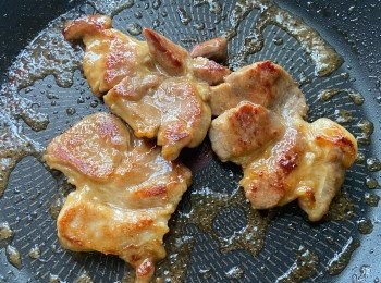 step4: 倒入半碗水，轉小火加蓋煮至豬扒熟透，再待醬汁收乾即可。