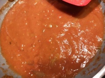 step13: 加入紅酒蔬菜湯，慢慢推成醬汁，再加入茄汁和糖，可試味再調節味道，紅酒牛臉頰高湯醬即完成。