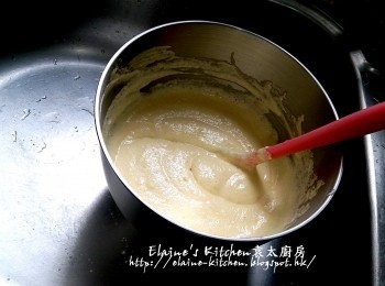 step7: 拌勻後再倒入餘下的蛋白內拌勻