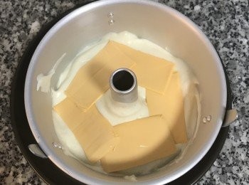 step10: 將起司片對裁成後,排在第一層的蛋糕糊上；