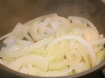 step5: 牛油融化後加入洋蔥炒至軟身