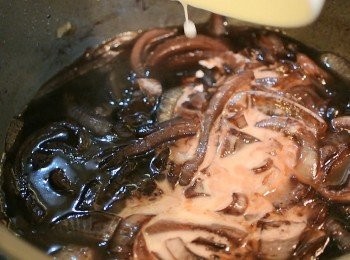 step8: 生粉溝少許水, 待洋蔥煮了約15分鐘左右後加入, 攪拌