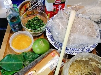 step1: 預備材料 : 豆角洗淨切粒。香茅只要白色部份並拍扁剁碎