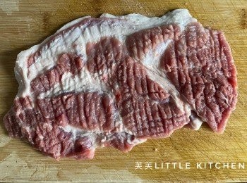 step1: 豬扒洗淨後抹乾，用刀背拍鬆，再切成3小塊，以<span class="group_2">醃料</span>醃1小時備用。