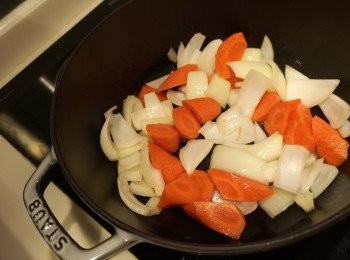 step3: 薯仔盛起，加少許油爆香洋蔥和甘荀件。