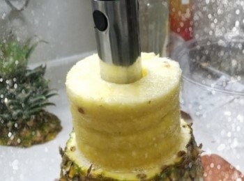 step1: 新鮮菠蘿先削走頂部，再用菠蘿神器一插一轉，輕鬆取出新鮮菠蘿肉。將肉切粒並浸淡鹽水約半小時，菠蘿味道會更甜。