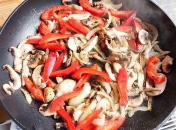 step1: 熱鑊後下油，炒洋蔥至軟身，然後加入煙肉、磨菇、紅椒，用鹽和黑胡椒粉調味，盛起備用