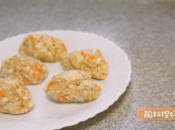 step5: 雞肉餡加上黑椒、鹽和麻油調味, 掐成一口大小備用