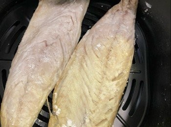 step2: 氣炸鍋200度預熱5分鐘，
索乾魚身水份，薄薄撲一層粟分，
魚皮向鍋底，200度，氣炸總共15分鐘：
炸了5分鐘，翻魚，魚皮向上，炸10分鐘，即成。