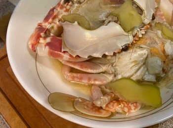 step2: 倒入2瓶蓋花雕酒，鋪幾片薑，水滾下鑊，大火蒸8分鐘，取出（如圖）