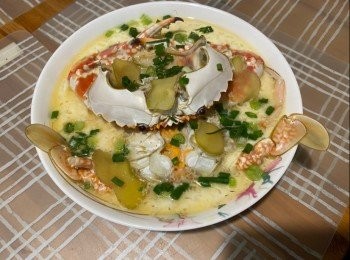 step4: 倒1瓶蓋花雕酒在蟹面，並灑上葱花，即成