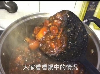 step11: 燉煮過程中，可預備/煮白飯、水煮蛋（周時放入滷肉中上味）、醃蘿蔔等食材