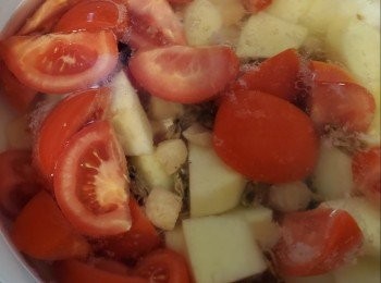 step4: 將蕃茄，薯仔，薑，淡菜，瑤柱仔(連水)放入煲內，加水，水滾加蓋轉細火，煲一小時