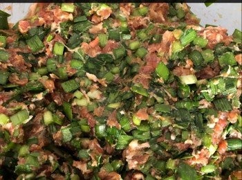 step2: 肉碎我係買現成攪好的，所以即刻可以醃唔洗煩，醃好加韭菜撈勻