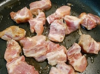 step2: 燒熱油，把飛排煎至兩面金黃，盛起備用。