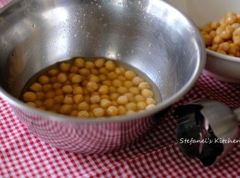 step2: 2a) 自製鷹咀豆沙律醬，開了一罐鷹咀豆後，把2/3鷹咀豆放到大碗內，留下1/3鷹咀豆及少許鷹咀豆水。

2b) 分開後用攪拌器打成醬汁