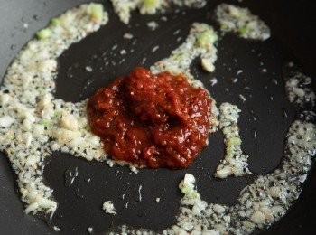 step3: 熱油鍋，將蔥、薑、蒜末爆香後，加入辣豆瓣醬炒出香氣。